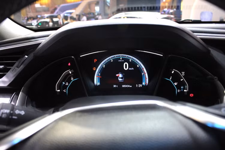 Civic thế hệ mới mới được trang bị bảng đồng hồ hiển thị với một đồng hồ tốc độ lớn ở giữa, hai bên là đồng hồ đo nhiệt độ làm mát động cơ (bên trái) và đồng hồ đo nhiên liệu (bên phải). Ngay trung tâm của bảng đồng hồ tốc độ được gắn thêm một màn hình hiển thị màu hiện đại. Bảng điều khiển được thiết kế lại gọn gàng hơn giúp cho khoảng không phía đầu gối của người lái được mở rộng và thoải mái hơn.