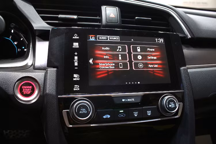 Chiếm diện tích lớn trên bảng điều khiển trung tâm là hệ thống thông tin giải trí với màn hình cảm ứng 7 inch, có hỗ trợ kết nối smartphone sử dụng hệ điều hành iOS và Android thông qua kết nối USB và Bluetooth. Hệ thống này cũng có thể điều khiển bằng giọng nói, hỗ trợ chức năng gọi, gửi tin nhắn, bản đồ/dẫn đường hoặc nghe nhạc, kết nối Wifi. Xe còn có các cổng kết nối vật lý như USB, AUX hay HDMI.