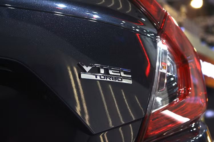 Đi kèm với động cơ là hộp số tự động vô cấp CVT và hệ dẫn động cầu trước. Kết hợp với hệ động lực thế hệ mới, Civic còn được trang bị Hệ thống lái xe tiết kiệm nhiên liệu (Eco Assist) bao gồm chế độ lái tiết kiệm nhiên liệu (ECON Mode) và chế độ hướng dẫn lái xe tiết kiệm nhiên liệu (ECO Coaching), hệ thống giữ ga tự động và lẫy chuyển số thể thao trên vô lăng.