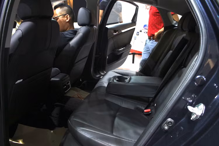 Với chiều rộng và chiều dài lớn hơn, khoảng cách giữa vị trí ngồi của hàng ghế trước tương ứng vị trí ngồi của hàng ghế sau tăng lên 45mm, trong khi khoảng không giữa đầu gối của người ngồi phía sau với hàng ghế trước cũng được tăng lên 70mm. Honda cũng đã bố trí riêng cho hàng ghế sau xe cửa gió điều hòa độc lập.