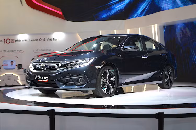 Các hệ thống an toàn và hỗ trợ người lái trên Civic thế hệ mới cũng đã được Honda chú ý với 6 túi khí, khung xe tương thích va chạm (ACE), hệ thống cân bằng điện tử (VSA), hỗ trợ khởi hành lưng chừng dốc (HSA), camera 3 góc quay, chống bó cứng phanh (ABS), phân bổ lực phanh điện tử (EBD), hỗ trợ lực phanh khẩn cấp (BA), cảnh báo phanh khẩn cấp (ESS), chế độ giữ phanh tạm thời, hỗ trợ kiểm soát đánh lái chủ động (AHA).