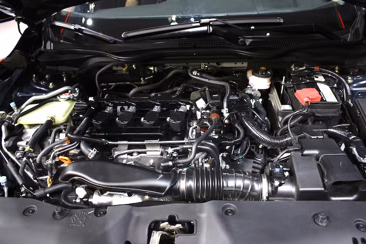 Với Civic, Honda đã lần đầu tiên đem động cơ 1.5l 4 xi-lanh VTEC Turbo tăng áp tới với thị trường Việt Nam. Động cơ này có công suất tối đa 170 mã lực và mô-men xoắn cực đại 220 Nm - tương đương các loại máy 2.4 nạp khí tự nhiên nhưng lại có mức tiêu thụ nhiên liệu trung bình ở điều kiện đường hỗn hợp chỉ 5,8L/100km (thử nghiệm và công bố bởi Honda Motor, phê duyệt bởi Cục Đăng kiểm Việt Nam).