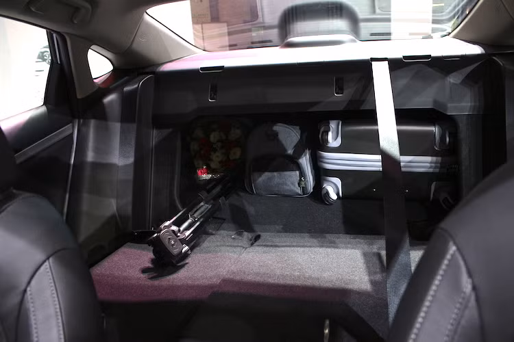 Hàng ghế sau của chiếc xe cũng có khả năng gập 60/40, giúp mở rộng khoang hành lý hơn nữa và thuận tiện trong các tình huống chở những vật dụng dài.