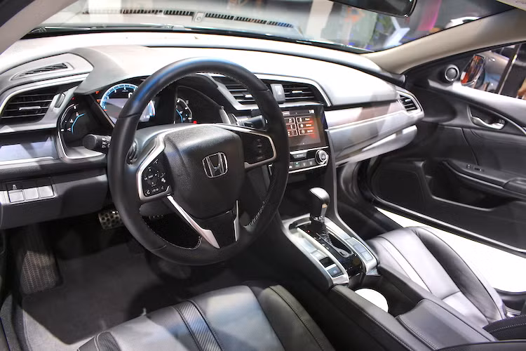 Những trang bị đi kèm Civic mới cũng rất hấp dẫn so với một mẫu xe hạng C như ghế lái điều chỉnh điện tám hướng, điều hòa tự động, cửa gió điều hòa cho hàng ghế sau, các cụm điều khiển hệ thống âm thanh, điều khiển hành trình, chế độ đàm thoại rảnh tay được tích hợp trên vô lăng, hệ thống âm thanh chất lượng cao với 8 loa...