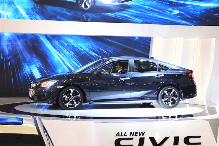 Dù là một chiếc sedan nhưng ở thế hệ thứ 10 này, vòm mui của Civic đã được kéo dài tới hết đuôi xe, tạo cho chiếc xe kiểu dáng fastback đầy hấp dẫn như một chiếc coupe 4 cửa và tăng tính khí động học. Civic thế hệ mới có kích thước tổng thể dài x rộng x cao tương ứng là 4.630 x 1.799 x 1.416 m. So với phiên bản cũ, xe rộng và dài hơn, nhưng thấp hơn một chút.