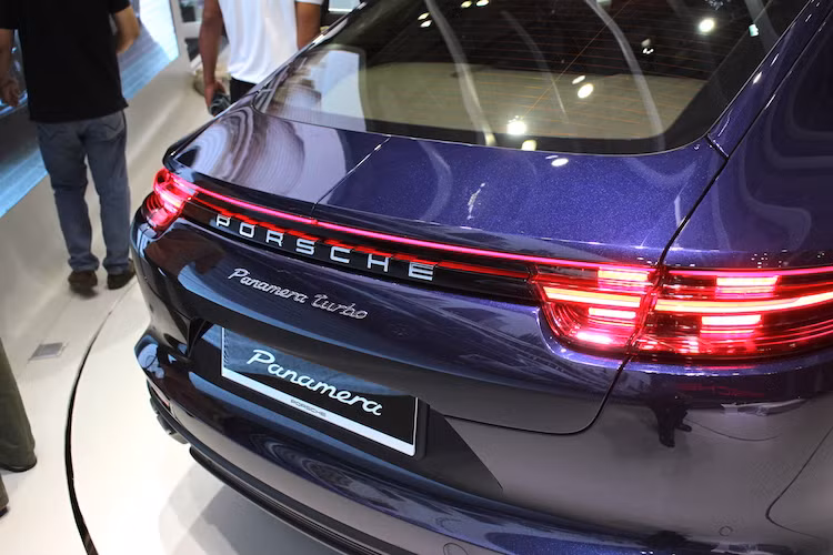 Cụm đèn hậu của xe cũng đầy phong cách với đèn LED mỏng, hẹp và chạy nối liền với nhau, tương tự Porsche 911 bản nâng cấp mới. Đặc biệt, phiên bản Panamera Turbo còn được tích hợp một cánh đuôi với cơ cấu đóng mở độc đáo nằm ở trên nắp khoang hành lý, sẽ trồi lên và tách đôi ra khi xe đạt tốc độ cao.