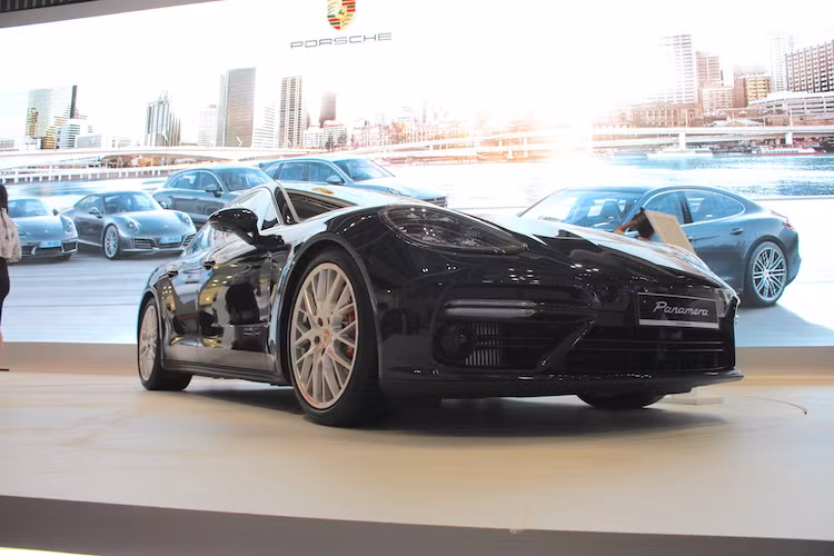 Theo Porsche, hãng đã tiếp tục phát triển chiếc xe mới dựa trên những triết lý thiết kế từ thế hệ đầu tiên và chăm chút tới từng tiểu tiết để giúp Panamera cạnh tranh với các đối thủ từ Mercedes S-Class tới Maserati Quattroporte. Dù vẫn có "phom" giống thế hệ trước nhưng Panamera mới đã sở hữu kiểu dáng thanh thoát hơn và có phần khá giống mẫu concept Sport Turismo đã từng được Porsche ra mắt từ năm 2012.