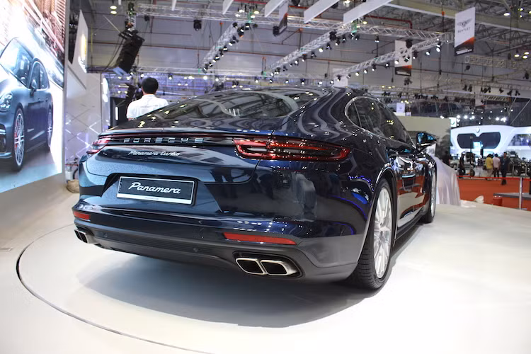 Những thay đổi kích thước nhỏ này đã khiến cho Panamera có kiểu dáng hấp dẫn như một chiếc coupe thể thao. Ở hai bên thân xe, các cửa kính bên cũng kéo dài hơn về phía sau và bo sát vòm mui, khiến đuôi xe không còn cảm giác bị "béo" - chi tiết bị chê trách nhiều nhất trên thế hệ Panamera cũ.