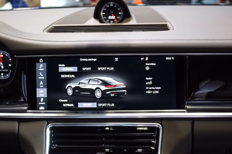 Trên bảng điều khiển trung tâm, nhiều nút bấm đã được thay bằng các phím cảm ứng, đồng thời một màn hình lớn tới 12,3 inch cũng nằm trên bảng táp-lô. 2 bên đồng hồ báo tua cũng là những màn hình đa thông tin với kích thước lên tới 7 inch.