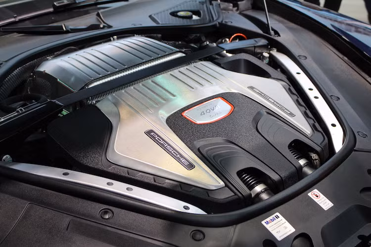 Với động cơ V8 4.0l tăng áp kép, Panamera Turbo hiện đang là phiên bản mạnh mẽ nhất của dòng Panamera thế hệ mới. Động cơ này có công suất tối đa 542 mã lực, mô-men xoắn cực đại 770 Nm, được kết hợp với hộp số ly hợp kép 8 cấp PDK và hệ dẫn động 4 bánh.