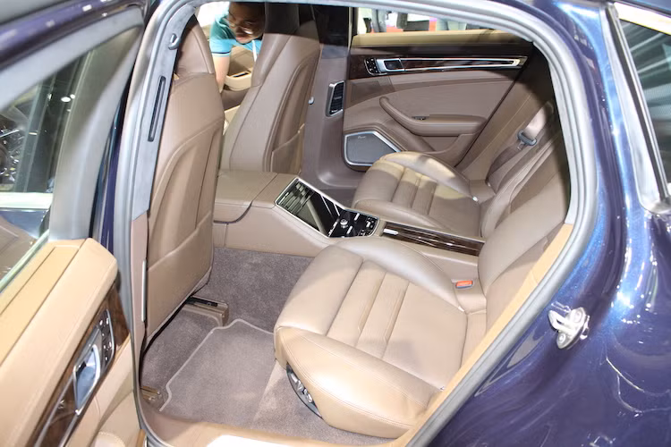 Với bệ trung tâm chạy dọc theo nội thất, hàng ghế sau của Panamera mới gồm 2 ghế ngồi độc lập, tuy nhiên khách hàng cũng có thể đặt chiếc xe với cấu hình 5 chỗ. Nhờ có trục cơ sở dài hơn nên không gian cho hành khách ngồi phía sau cũng được cải thiện.