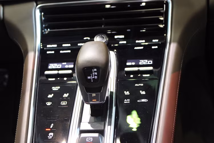 Panamera Turbo có khả năng đạt 0-100 km/h chỉ trong 3,8 giây hoặc 3,6 giây với gói Sport Chrono, trước khi đạt tốc độ tối đa 306 km/h. Như vậy, phiên bản Turbo tăng tốc nhanh như siêu xe Ferrari FF. Hỗ trợ cho khả năng vận hành của xe còn có hệ thống treo chủ động PASM, hệ thống kiểm soát chassis thể thao PDCC Sport...