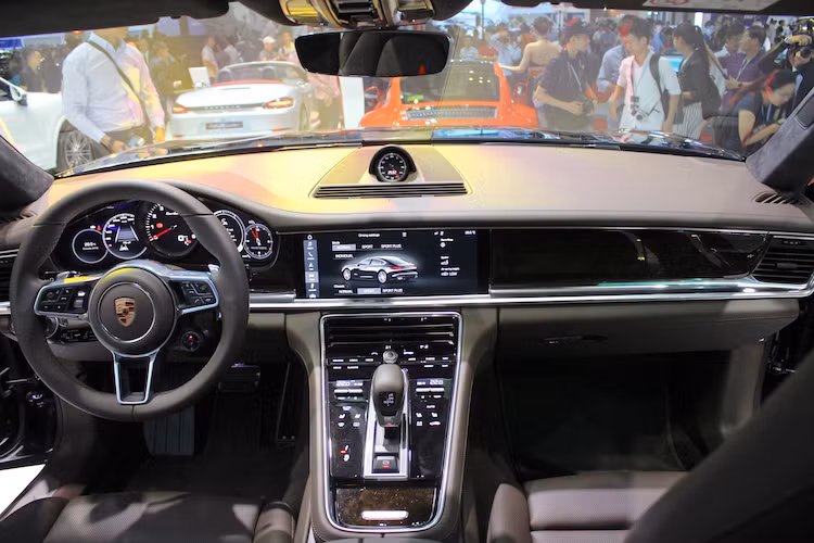 Không chỉ có kiểu dáng bên ngoài đầy mới mẻ, nội thất của Panamera thế hệ mới cũng được thiết kế lại hoàn toàn theo hướng tối giản nhưng thanh lịch, sang trọng và hiện đại, được Porsche gọi là "Advanced Cockpit". Chiếc xe cũng có vị trí các ghế ngồi thấp tương tự như những mẫu xe thể thao.