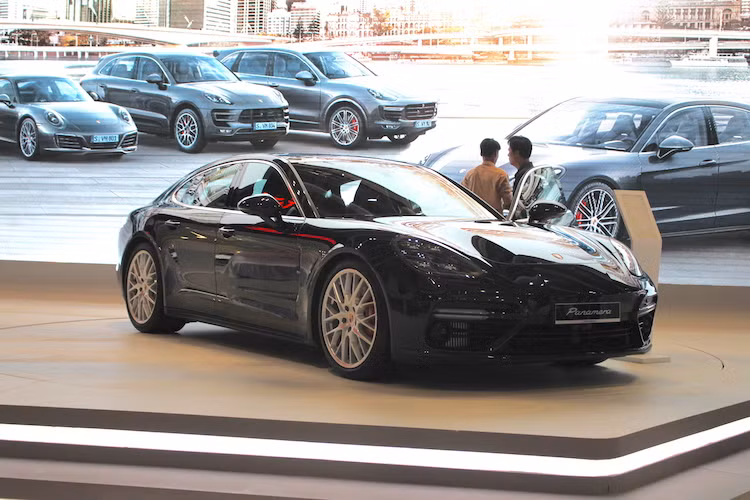 Tại triển lãm ôtô Quốc tế Việt Nam 2016 (VIMS 2016), Porsche đã chính thức giới thiệu thế hệ Panamera thứ 2, vừa chỉ mới ra mắt lần đầu trên Thế giới vào cuối tháng 6 vừa qua tới khách hàng Việt. Trong đó "đại diện" cho Panamera tại khu trưng bày của Porsche ở VIMS là phiên bản cao cấp nhất Porsche Panamera Turbo 2017.