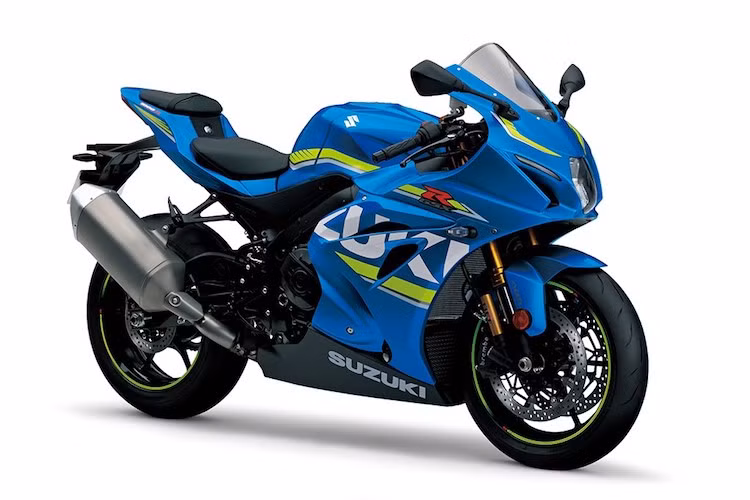 Về kiểu dáng, GSX-R1000 thế hệ mới không khác gì phiên bản ý tưởng cách đây gần 1 năm. Vẫn giữ lại những nét thiết kế đặc trưng của dòng GSX nhưng trên thế hệ mới, Gixxer 1000 đã sở hữu những chi tiết hiện đại hơn, chẳng hạn như đèn xi-nhan dạng LED hoàn toàn mới cùng với 2 dải đèn LED định vị nằm cạnh đèn pha.