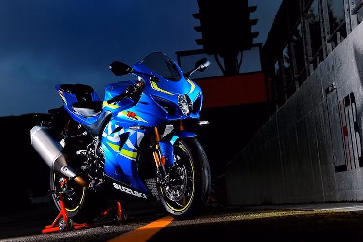 Không chỉ mạnh mẽ hơn, động cơ của GSX-R1000 mới còn ngắn hơn thế hệ cũ 22,2 mm, hẹp hơn 6,6 mm và nhẹ hơn. Hiện tại, giá và thời điểm bán ra của GSX-R1000 thế hệ mới chưa được hãng xe Suzuki công bố, nhưng hãng sẽ cung cấp 4 lựa chọn màu sắc cho chiếc xe là đen-đỏ, đen-xanh, đỏ và xanh với tem đấu phong cách MotoGP.