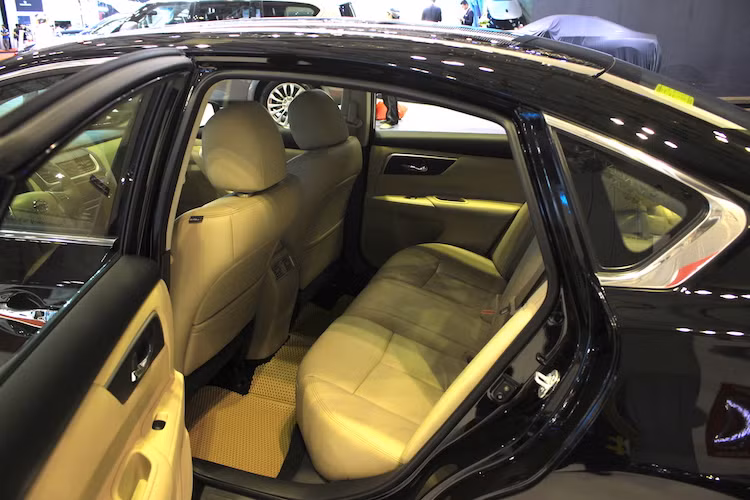 Các vật liệu nội thất trên phiên bản mới cũng được chú trọng hơn với cabin bọc da và ốp gỗ đẹp mắt. Ngoài ra, những trang bị tiện nghi khác sẵn có của Teana gồm dàn âm thanh Bose 9 loa, hệ thống điều hòa 2 vùng tự động có chức năng lọc bụi bẩn, cửa sổ trời, chìa thông minh khởi động bằng nút bấm, hệ thống giữ ga tự động Cruise Control.