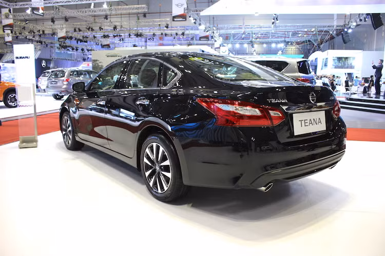 Nissan cũng đã thay đổi một chút cản sau của Teana 2017 khi ốp nhựa đen mờ ở phần dưới cho chiếc xe. Các đèn hậu hình boomerang cũng đã rộng và thấp hơn. Theo Nissan, phiên bản nâng cấp mới nhất này có độ cản gió thấp hơn 10%.