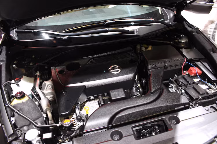 Tại Việt Nam, Teana 2017 sẽ được phân phối với duy nhất một phiên bản động cơ 4 xi-lanh 2488 cc 4 xi-lanh thẳng hàng DOHC nạp khí tự nhiên, có công suất tối đa 180 mã lực và mô-men xoắn cực đại 243 Nm, kết hợp với hộp số vô cấp CVT và hệ dẫn động cầu trước.