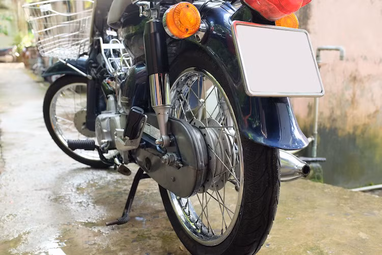 Cuối cùng, để chiếc xe bám đường hơn, cặp lốp Maxxis vân kim cương đã được thay thế cho chiếc Super Cub này.