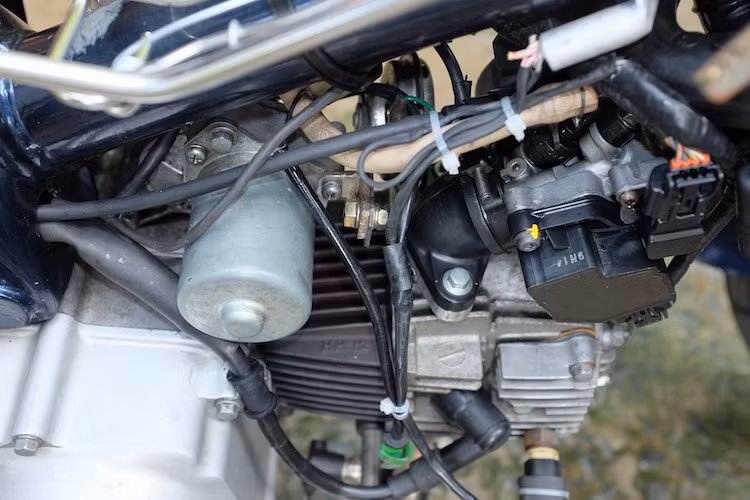 Khối động cơ nguyên bản của chiếc xe cũng có các bộ phận cơ khí bên trong được giữ nguyên. Tuy nhiên, điểm đặc biệt đã được chủ nhân trang bị cho động cơ của xe đó là hệ thống phun xăng điện tử PGM-FI, đã được chế khéo léo vào xe để có thể hoạt động bình thường mà vẫn giữ nguyên các chi tiết nguyên bản trên thân máy.