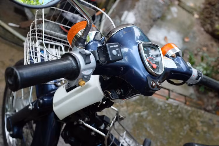 Những người chơi Super Cub ở Việt Nam có thể phân thày 2 nhóm chính: giữ nguyên thiết kế nguyên bản đã trở thành "biểu tượng" của dòng xe này hoặc hoàn toàn thay đổi kiểu dáng, kết cấu của Cub để chiếc xe trông mới mẻ hơn. Chủ của chiếc Super Cub trong bài viết này thuộc nhóm thứ nhất, khi anh đã giữ nguyên kiểu dáng nguyên bản của chiếc xe và trang bị cho nó một ít đồ chơi "siêu độc".