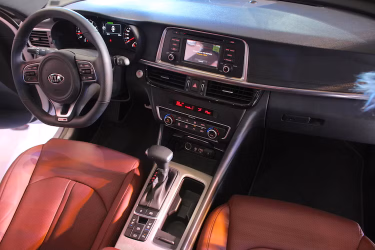 Trong khi đó, không gian nội thất của Optima thế hệ mới được thiết kế đơn giản nhưng sang trọng với những chi tiết và vật liệu cao cấp, đồng thời có cách bố trí thông minh. Bảng táp-lô của xe có bề mặt lớn và phẳng, đem tới cảm giác rộng rãi bên trong cabin của xe.