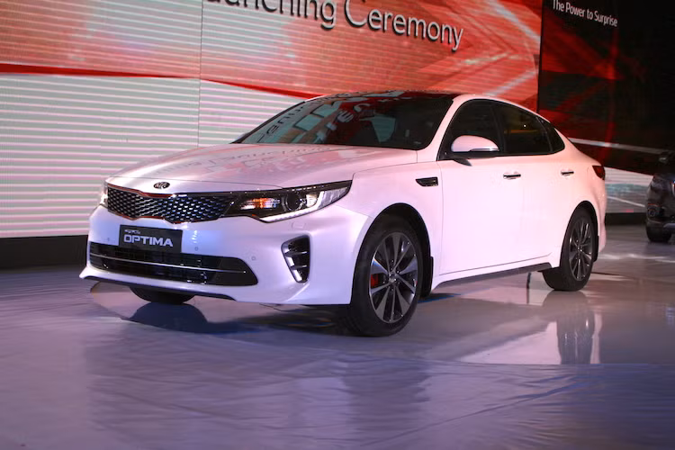 Đối với thế hệ Optima mới nhất này, Kia đã thiết kế chiếc xe tập trung vào tính thể thao, năng động hơn hẳn. Do Peter Schreyer - cựu thiết kế của Audi "chắp bút", Optima thế hệ mới cũng đã giành được các giải thưởng thiết kế như Reddot 2016 và IF 2016. So với thế hệ trước, chiếc xe có chiều dài cơ sở tăng thêm hơn 10 mm cùng chiều rộng và cao cũng đều tăng thêm 20 mm.