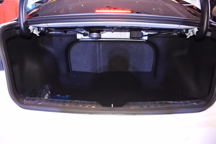 Hàng ghế sau của xe cũng có khả năng gập 60/40 để gia tăng thể tích khoang hành lý phía sau. Nắp khoang hành lý của Optima mới bật ra với chỉ một cú nhấn nút, để lộ ra khoang hành lý với thể tích tăng thêm 5 lít so với thế hệ trước, đạt 510 lít.