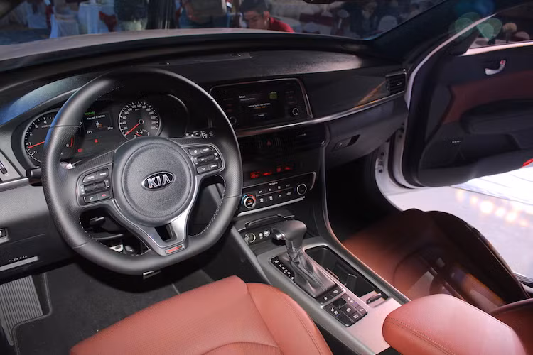 Trên phiên bản 2.4 GT Line cao cấp nhất, chiếc xe còn có các chi tiết ốp kim loại và vô-lăng thể thao vát đáy D-Cut. So với thế hệ trước, các ghế trong xe có đệm cứng mềm khác nhau ở từng khu vực, hỗ trợ thân người sử dụng hiệu quả hơn. Hàng ghế trước của phiên bản cao cấp còn có sưởi/quạt gió; riêng ghế người lái có 2 vị trí nhớ.