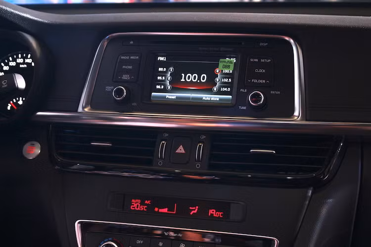 Nằm trên bảng táp-lô của Optima mới là hệ thống thông tin giải trí với màn hình cảm ứng kiêm hiển thị đa thông tin với giao diện gần gũi và độ sắc nét cao, đi kèm với dàn 10 loa Harman/Kardon tích hợp amplifier cao cấp. Những trang bị cao cấp khác của xe gồm cửa sổ trời panorama, gương chống chói, đèn trần LED, rèm che nắng, khóa thông minh khởi động bằng 1 nút bấm...