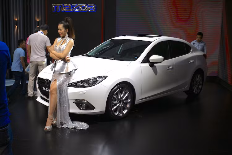 Các mẫu xe con Mazda được trưng bày tại triển lãm đều có kiểu dáng sedna 5 chỗ. Trong số đó, chiếc Mazda 3 còn có phiên bản hatchback. Ngay sau khi ra mắt vào đầu năm 2015, Mazda 3 đã nhanh chóng nằm trong "top" những mẫu xe được ưa chuộng trên Thế giới và cũng là mẫu xe Mazda bán chạy nhất Việt Nam.