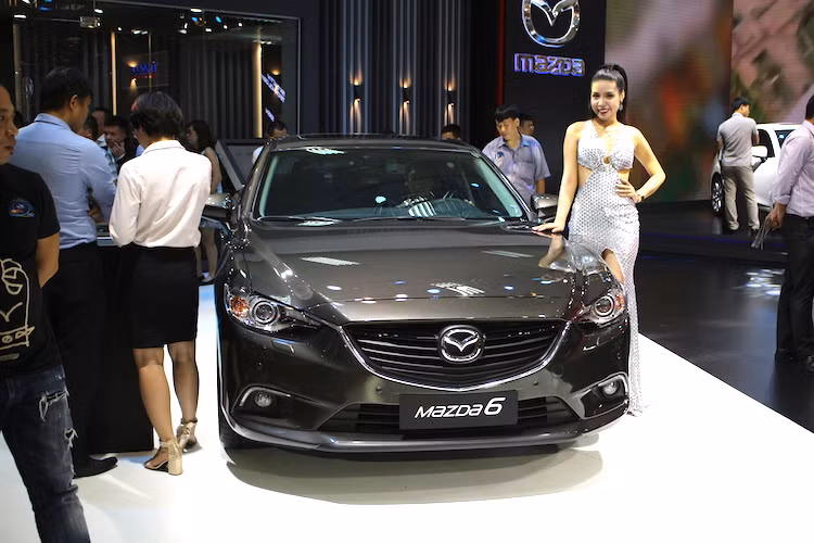 Trong khi đó chiếc xe hạng D Mazda 6 lại chỉ được bán với duy nhất phiên bản sedan tại Việt Nam. Hiện tại trong phân khúc sedan hạng D khộng chỉ ở Việt Nam mà còn trên cả Thế giới, Mazda 6 được đánh giá là một trong những mẫu xe đẹp mắt nhất, đồng thời đi kèm nhiều trang bị hấp dẫn.