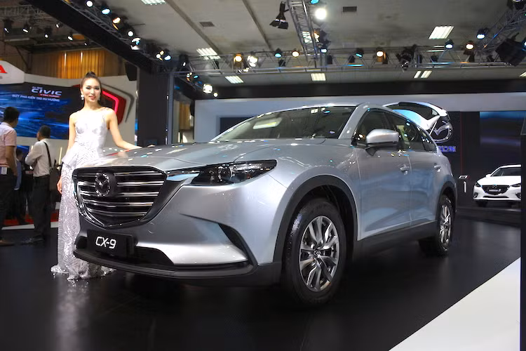 Mẫu xe mới còn lại của Mazda là CX-9 thế hệ mới, được ra mắt lần đầu cách đây gần 1 năm. Đây là mẫu xe SUV đầu tiên của Mazda được trang bị động cơ tăng áp. Cũng giống như thế hệ trước, CX-9 mới có nội thất 7 chỗ cao cấp, nhưng lần này chiếc xe đã được thiết kế lại từ đầu theo ngôn ngữ KODO để trở nên sang trọng và cá tính hơn.