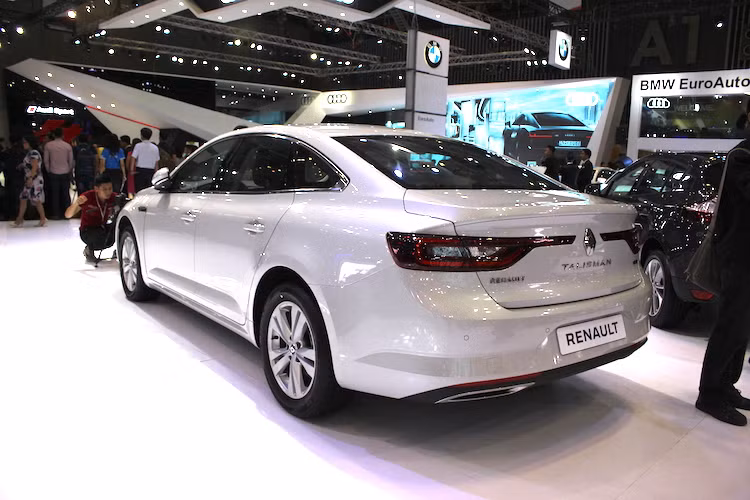 Talisman sở hữu động cơ Renault sport TCe 150 tự động ly hợp kép 7 cấp cùng nhiều công nghệ đặc biệt và độ an toàn cao, đã được chứng nhận 5 sao từ tổ chức thử ngiệm Euro NCAP. Tại Việt Nam, giá bán chính thức đã bao gồm VAT của chiếc xe là 1,499 tỷ đồng. Ngay từ trước khi công bố chính thức tại VIMS, đã có tổng cộng 30 đơn đặt hàng cho chiếc xe trên cả nước.