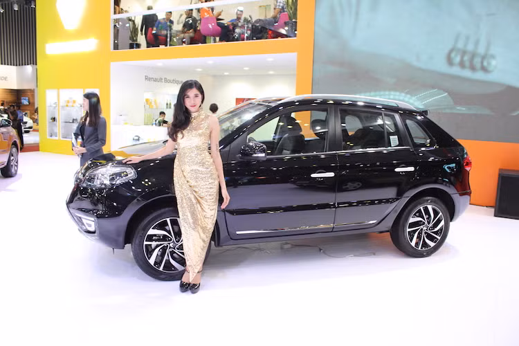 Cạnh tranh trong phân khúc crossover hạng trung với Mazda CX-5 hay Honda CR-V, Renault Koleos được trang bị động cơ xăng I4 2.5L phun xăng đa điểm, cho công suất tối đa 170 mã lực ở vòng tua 6.000 vòng/phút cùng mô-men xoắn cực đại 226Nm tại 4.400 vòng/phút. Giống như Megane, Koleos được nhập khẩu nguyên chiếc.