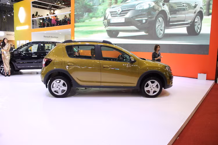 2 dòng xe giá rẻ của Renault là Duster và Sandero Stepway đã từng xuất hiện tại triển lãm VIMS 2015 cũng quay trở lại trong năm nay. Trong đó, Sandero Stepway là một mẫu hatchback "lai" crossover, và Duster thuộc phân khúc SUV cỡ nhỏ.