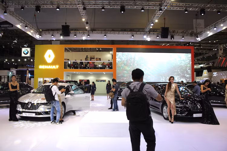 Khu trưng bày Renault được thiết kế the 2 tông màu chủ đạo của hãng là trắng và cam trên diện tích rộng, giúp khách hàng có thể tìm hiểu mỗi dòng xe được trưng bày một cách cụ thể và chân thật nhất.