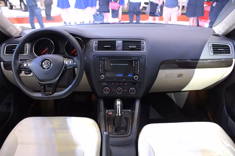 Thuộc thế hệ mới nhất, mẫu sedan Jetta sở hữu nội thất khá sang trọng và tiện nghi với màn hình hệ thống thông tin giải trí cảm ứng 7 inch, kết nối Bluetooth, trình chiếu màn hình điện thoại hoặc tablet qua kết nối Mirror Link... Tuy nhiên bảng táp-lô của xe có thiết kế khá "già" và không hấp dẫn bằng các đối thủ hiện đại như Mazda 3.