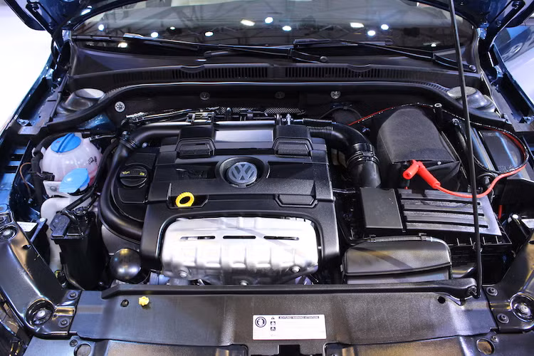 Tại Việt Nam, Jetta sẽ chỉ có duy nhất một phiên bản động cơ là xăng 1.4l 4 xi-lanh thẳng hàng tăng áp phun xăng trực tiếp, đem tới công suất tối đa 160 mã lực và mô-men xoắn 250 Nm. Động cơ này được kết hợp với hộp số tự động ly hợp kép DSG và hệ dẫn động cầu trước.