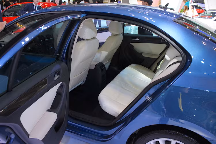 Ở phía sau, Jetta sở hữu hàng ghế sau tương đối rộng rãi và thoải mái do được thiết kế hướng tới khá nhiều cho thị trường châu Âu. Xe cũng có cửa gió điều hòa độc lập và ổ điện 12V cho hàng ghế sau. Các trang bị an toàn tiêu chuẩn của xe gồm hệ thống ổn định điện tử, hệ thống hỗ trợ leo dốc, hệ thống kiểm soát cự ly đỗ xe, 6 túi khí...