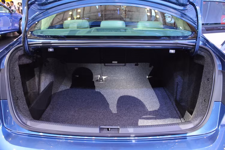 Bên trong khoang hành lý, Jetta có tổng thể tích khá lớn là 510 lít. Với hàng ghế sau gập 60/40, thể tích khoang hành lý còn có thể tăng lên cao hơn nữa.