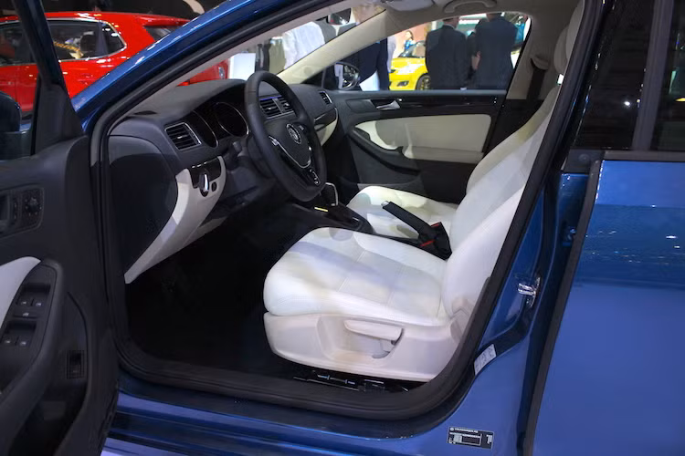 Phiên bản Jetta được trưng bày tại VIMS có mọi ghế ngồi đều điều chỉnh bằng tay. Trên các phiên bản cao cấp ở nước ngoài, hàng ghế trước của Jetta đều có thể điều chỉnh bằng điện, trong đó riêng ghế lái điều chỉnh điện 12 hướng. Chiếc xe có các ghế bọc da đem lại cảm giác sang trọng và khá dễ chịu.