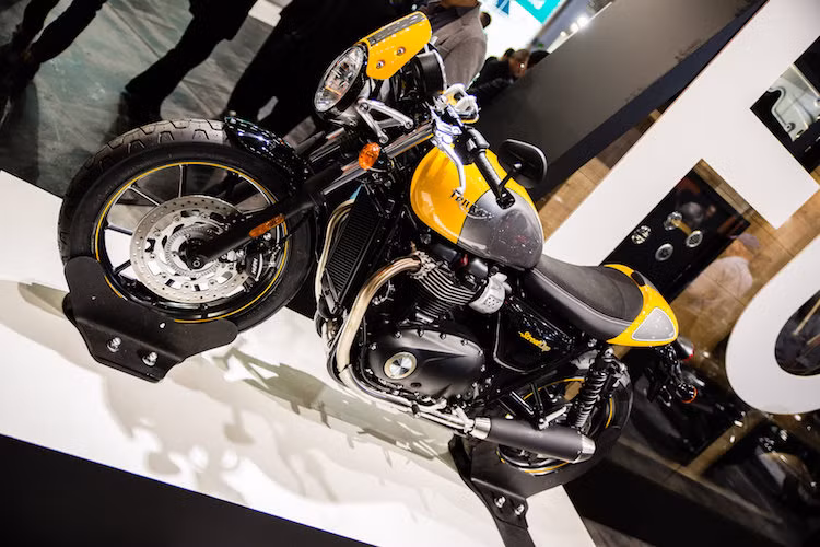 Triumph Street Twin 2017 sẽ có 2 màu sắc và được bắt đầu bán từ quý 1/2017 trên Thế giới. Giá của chiếc xe hiện chưa được công bố.