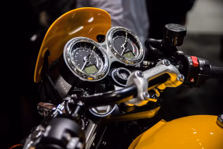 Ở phía sau mào chắn gió, thay vì bảng đồng hồ đơn như Street Twin, Street Cup đã sử dụng đồng hồ đôi kiểu cổ điển, tương tự các dòng Bonneville và Thruxton. Có tay lái gập xuống đúng kiểu cafe racer tuy nhiên thay vì sử dụng tay clip-on như Thruxton, chiếc xe vẫn dùng ghi-đông truyền thống.