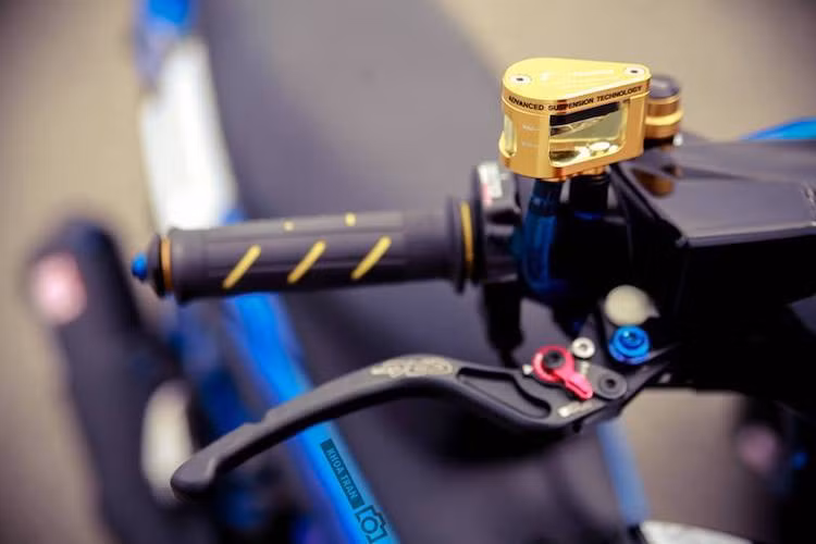 Bên cạnh bao tay, chiếc Exciter còn được trang bị cùm ga cuốn cũng của Domino. Trong khi đó, tay phanh của chiếc xe đã được thay bằng tay CRG RC2, cùng với bình dầu phanh Rizoma.