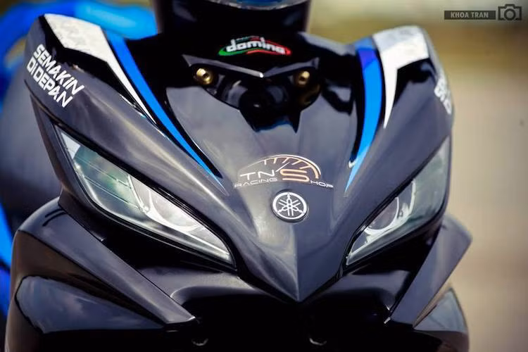 Không cầu kỳ và màu mè, chiếc Exciter 135 độ này đã được chủ xe sơn lại toàn thân với màu đen, sau đó dán lên mình bộ tem mới với 2 gam màu cơ bản là trắng và xanh, khiến chiếc xe trở nên thể thao hơn.