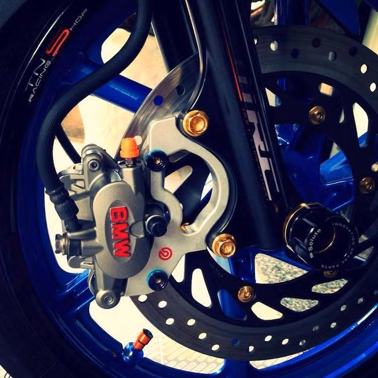 "Dàn chân" trên chiếc xe này cũng đã được chú trọng đặc biệt. Trong đó ở phía trước, chiếc xe đã được trang bị mâm 6 cánh xoắn kèm đĩa từ Honda NSR150R, kèm theo heo Brembo được trang bị cho xe BMW và chống đổ trục Solute.