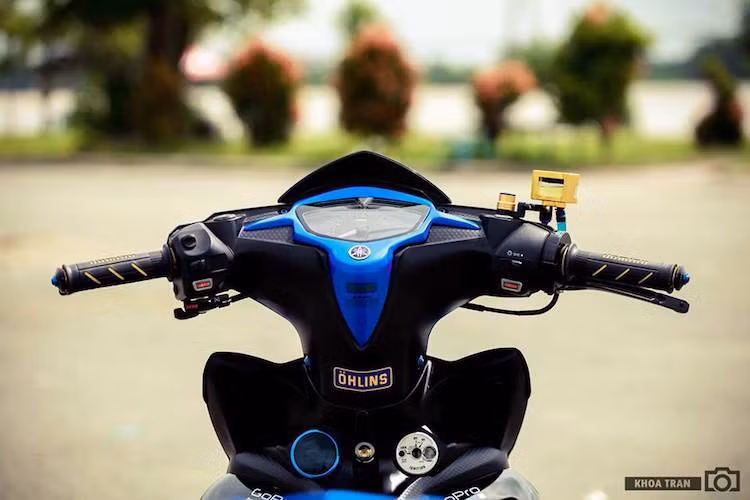 Ở phía trên tay lái, chi tiết nổi bật nhất của chiếc xe là đồng hồ điện tử Koso đa chức năng dành cho Exciter 2009, được chế mủ một cách khéo léo vào cho chiếc Exciter 2011 này. Hai bên tay lái của xe là cặp bao tay Domino.