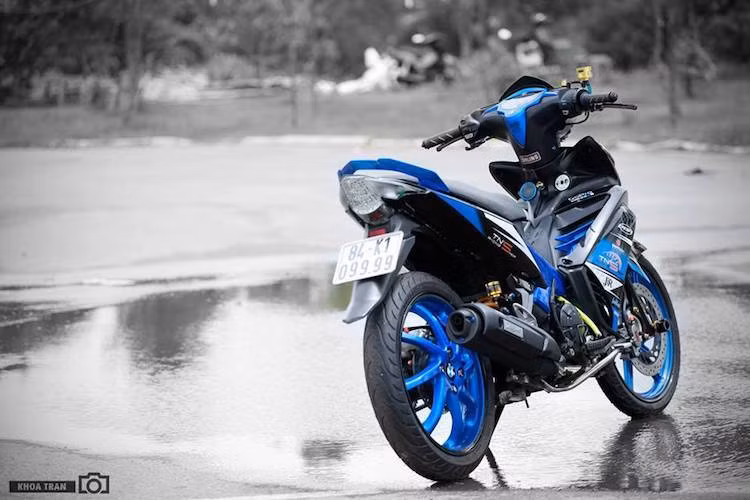 Toàn bộ cơ cấu bánh và gắp phía sau của chiếc xe cũng được thay nguyên bằng "dàn chân" 1 gắp quen thuộc từ mẫu sportbike 2 kỳ NSR150 của Honda, kèm theo lốp Michelin Pilot Street. Bên cạnh bánh xe là cây pô nguyên bản của Yamaha R15 nhưng đã được móc lại.